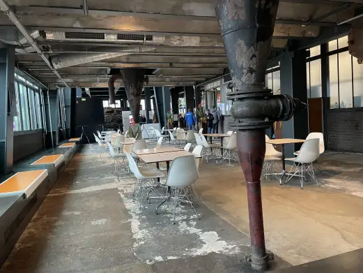 Кафе «Углемойка» (Kohlenwäsche) на 24-метровой отметке бывшей углеобогатительной фабрики, перестроенной в Рурский музей. Когда фабрика работала, здесь сортировали 23 000 тонн угля в сутки. Трубы и машины — подлинные.