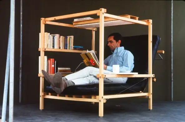 Суперкресло Кена Айзекса со встроенной лампой, книжными полками и кофейным столиком.