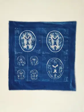 Работа выполнена в технике цианотипии