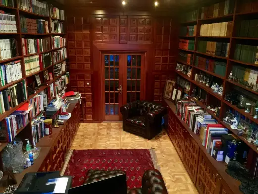 Один из моих кабинетов с книгами