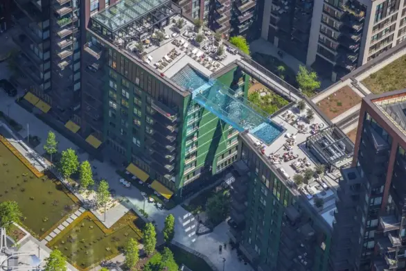 Бассейн в лондонском квартале Embassy Gardens.