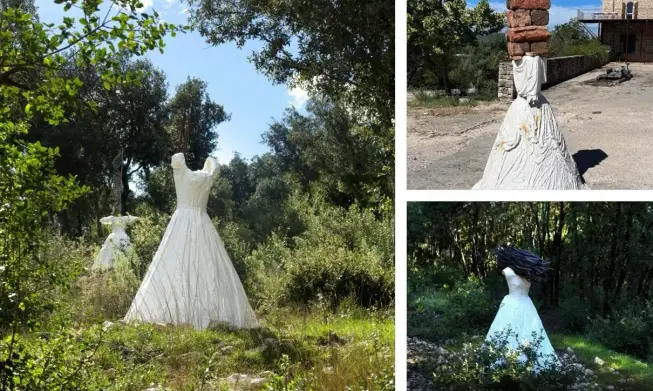 «Женщины Античности» — безголовые фигуры в платьях XVIII века, расставленные среди деревьев, изображают Сапфо, Лилит и Пандору; вместо голов — свинцовые книги, колючая проволока и осколки стекла.«Женщины Античности» — безголовые фигуры в платьях XVIII века, расставленные среди деревьев, изображают Сапфо, Лилит и Пандору; вместо голов — свинцовые книги, колючая проволока и осколки стекла.