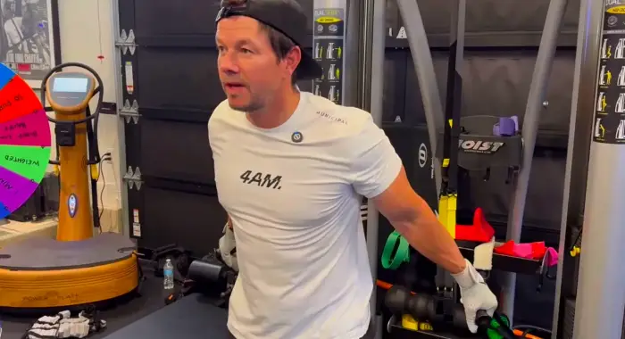 Марк Уолберг запускает шоу, в котором тренируется вместе с гостями в спортзале