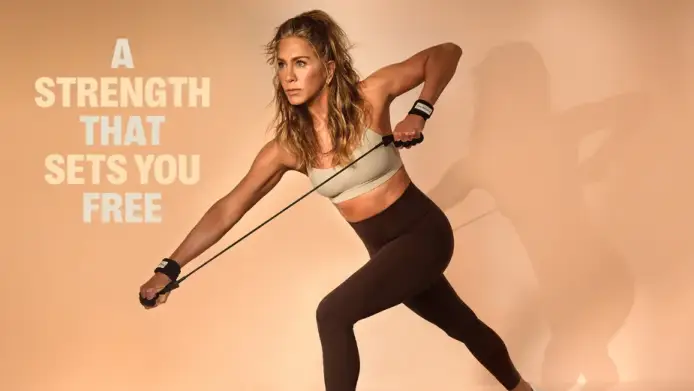 Кадр рекламной кампании Pvolve с Дженнифер Энистон, «A Strength That Sets You Free»