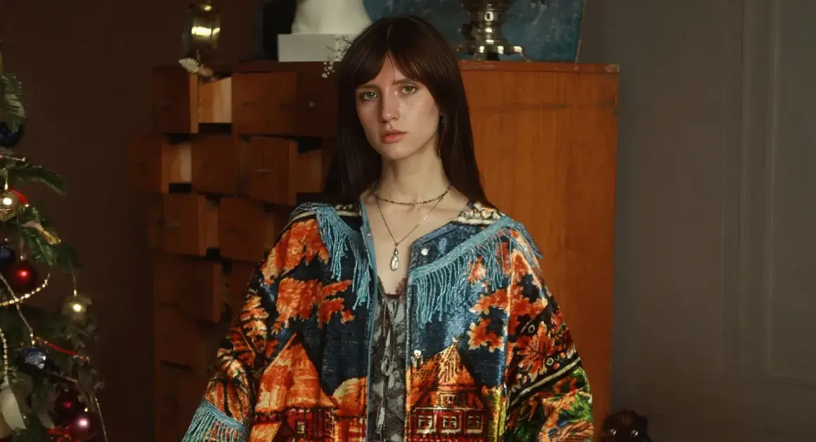 Две подруги шили куртки из советских ковров в однушке — теперь их одежду разбирают пачками без примерок