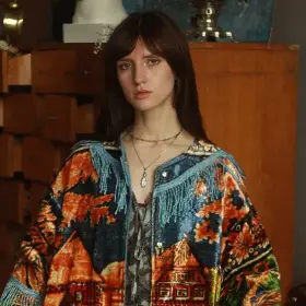 Две подруги шили куртки из советских ковров в однушке — теперь их одежду разбирают пачками без примерок