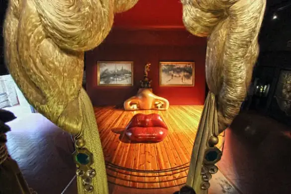 Комната Мэй Уэст в Театре-музее Дали: диван-губы, камин-нос и два полотна-глаза складываются в лицо актрисы, если смотреть с определенной точки. Сальвадор Дали обожал эту голливудскую звезду 1930-х и спроектировал эту инсталляцию в ее честь совместно с испанским архитектором Оскаром Тускетсом.