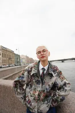 Гобеленовая куртка «Реюз Союз» на модели.