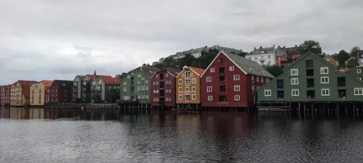 Набережная реки Нидэльва в Тронхейме. Фото автора