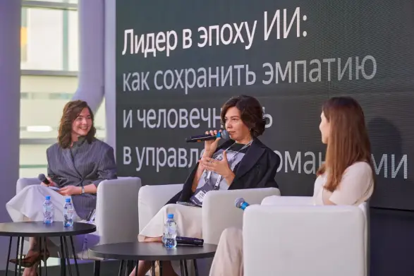 Евгения Русских, Вера Кузнецова и Ксения Митрофанова на конференции Руки