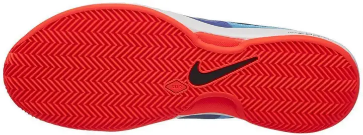 Кроссовки для большого тенниса с рисунком «елочка» на подошве